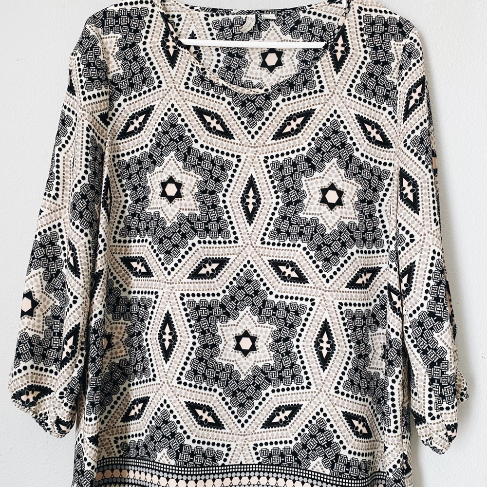 Women’s Cato blouse. Scoop neck. Multi color pattern. Black. Size large.